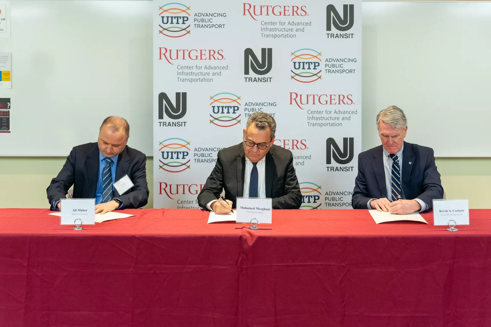 A ceremony hosted by NJ TRANSIT, brought UITP Secretary General, Mohamed Mezghani* and UITP Board Member and NJ TRANSIT President & CEO Kevin S. Corbett alongside Rutgers Director Dr. Ali Maher to sign the agreement and formalise the partnership at Rutgers CAIT.