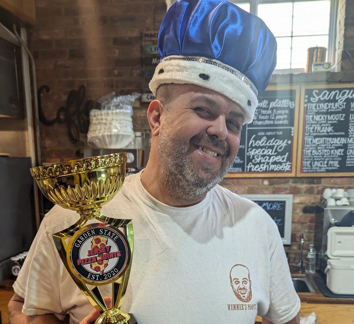 vinny mootz with crown 3 Pizza Bowl Iv